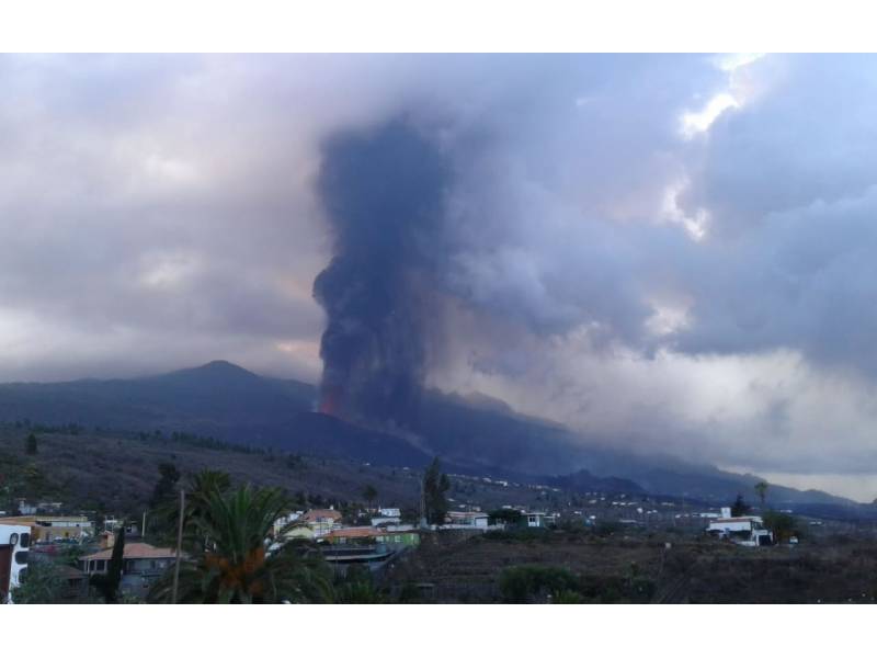 A new vent appears on the side of the main crater of the La Palma volcano A new vent appears on the side of the main crater of the La Palma volcano