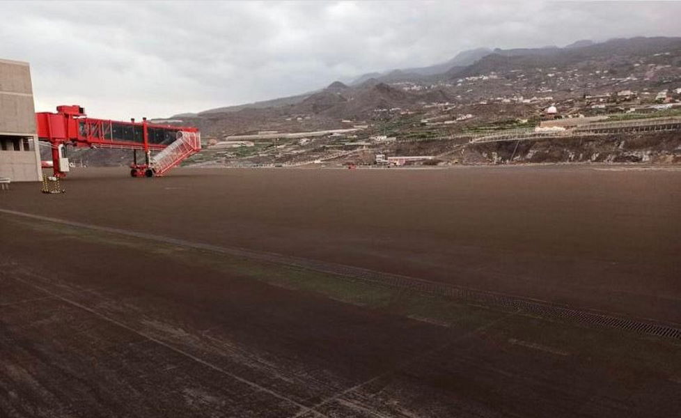 La Palma airport is closed due to ash accumulation