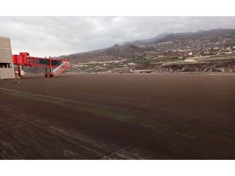 La Palma airport is closed due to ash accumulation