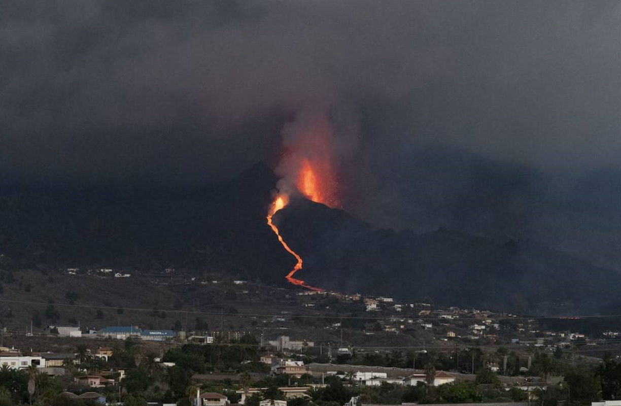 Residents of four towns in La Palma are confined to their homes as lava nears the sea