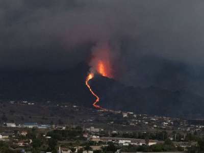 Residents of four towns in La Palma are confined to their homes as lava nears the sea