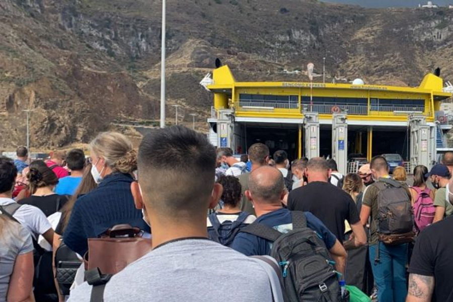 Thousands fight to leave La Palma by boat as flights still not operating