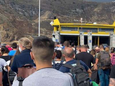 Thousands fight to leave La Palma by boat as flights still not operating