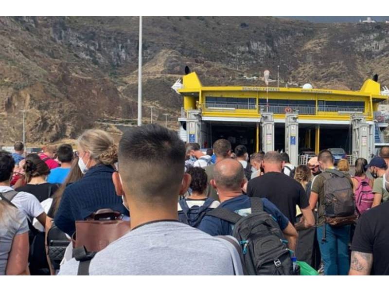 Thousands fight to leave La Palma by boat as flights still not operating