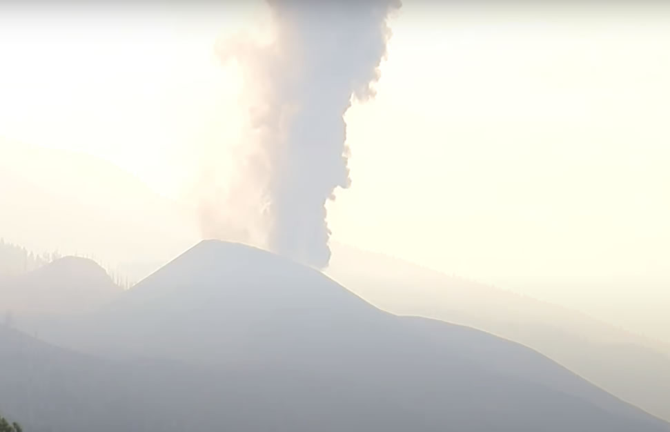 UPDATE: The volcano in La Palma reactivates as smoke and lava returns