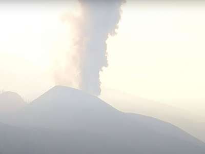 UPDATE: The volcano in La Palma reactivates as smoke and lava returns