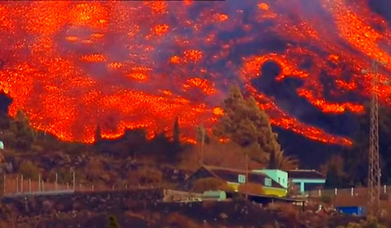A new river of lava is moving fast and is only 300 metres from the sea
