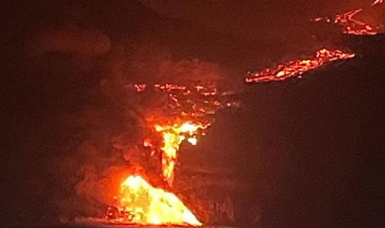 VIDEO: The lava reaches the sea on the coast of Tazacorte in La Palma