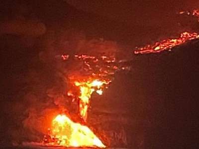 VIDEO: The lava reaches the sea on the coast of Tazacorte in La Palma