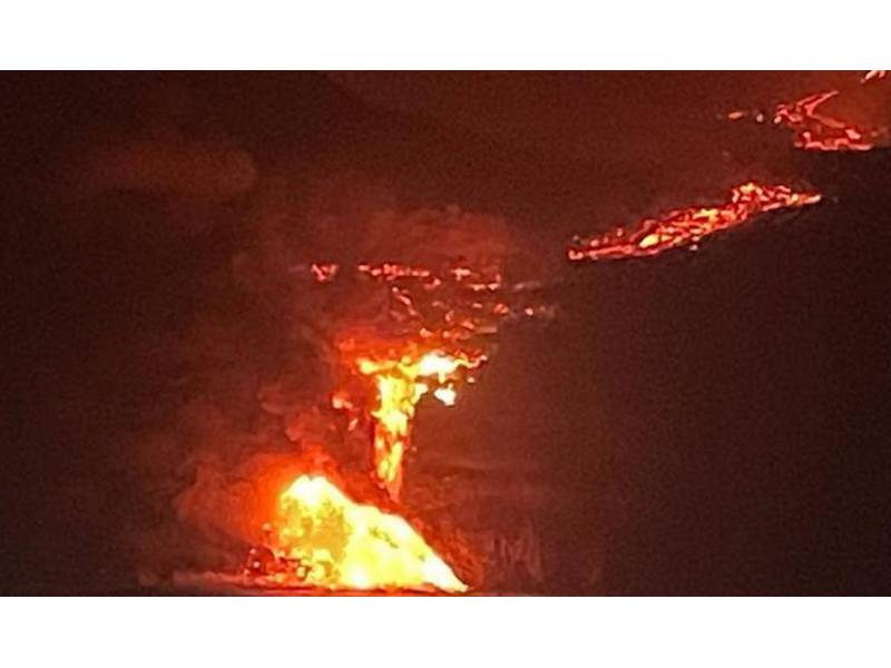 VIDEO: The lava reaches the sea on the coast of Tazacorte in La Palma