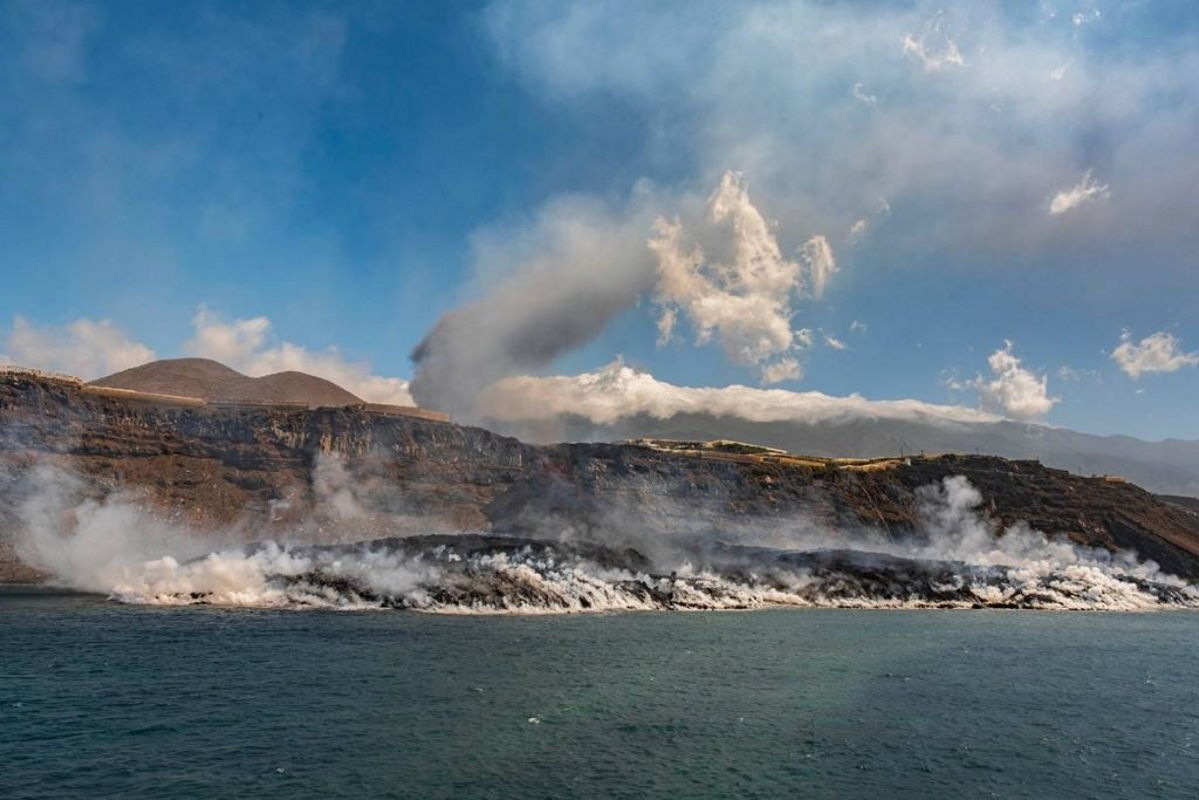 LA PALMA UPDATE: Lava has already formed a delta in the sea 500 metres wide