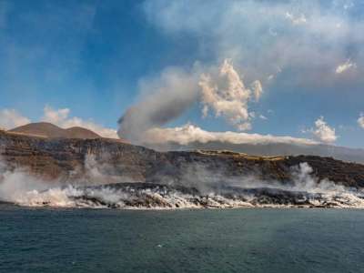 LA PALMA UPDATE: Lava has already formed a delta in the sea 500 metres wide