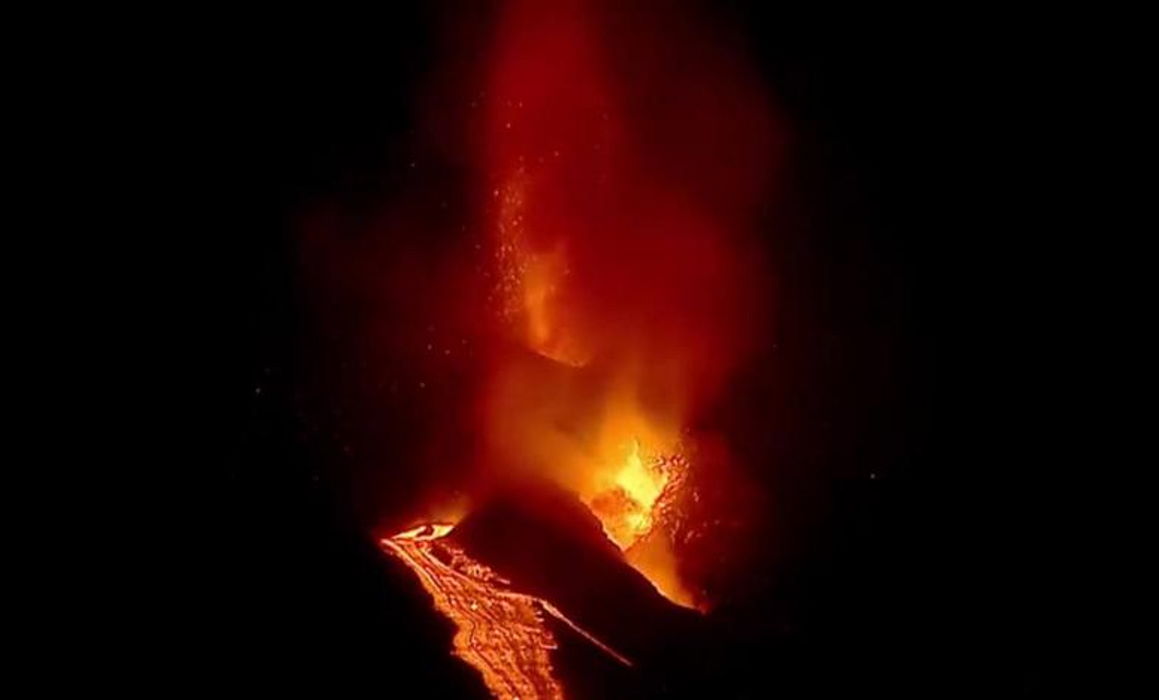 LA PALMA UPDATE: New lava flow emerges from the secondary cone of the volcano