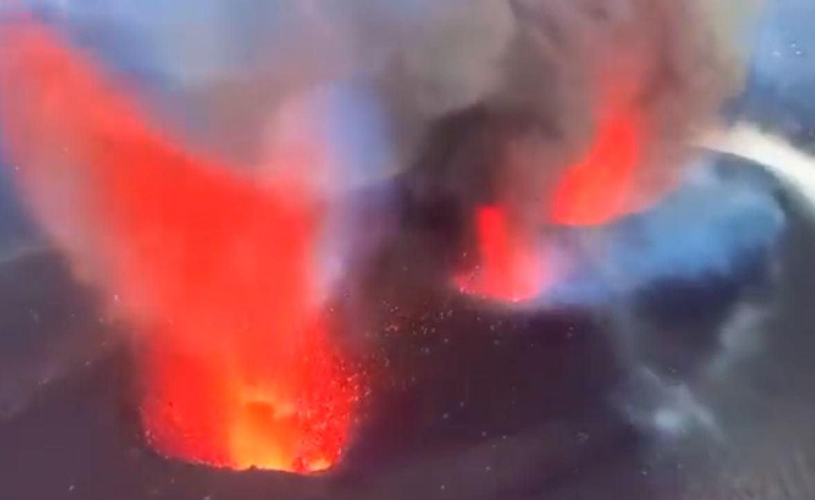 LA PALMA: One of the cones collapses joining several vents of the volcano