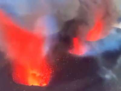 LA PALMA: One of the cones collapses joining several vents of the volcano