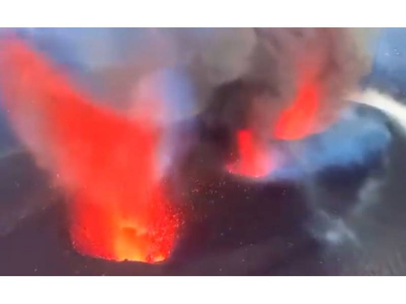 LA PALMA: One of the cones collapses joining several vents of the volcano