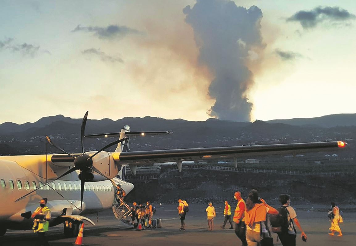 La Palma airport suffers the effects of the volcano again