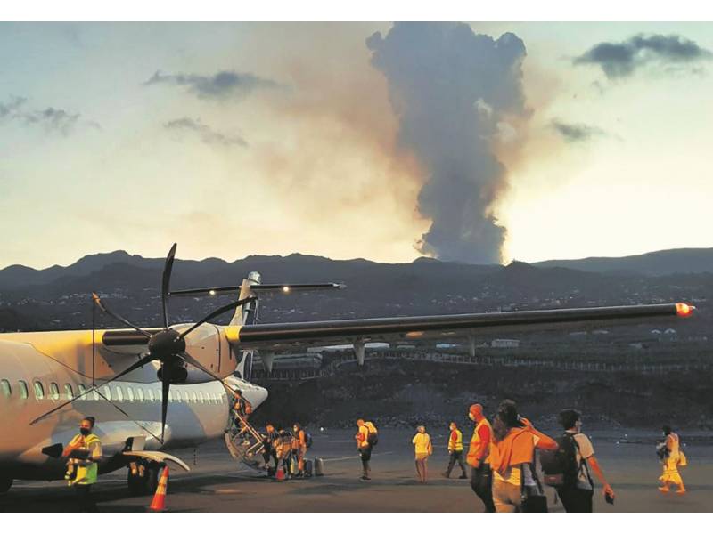 La Palma airport suffers the effects of the volcano again