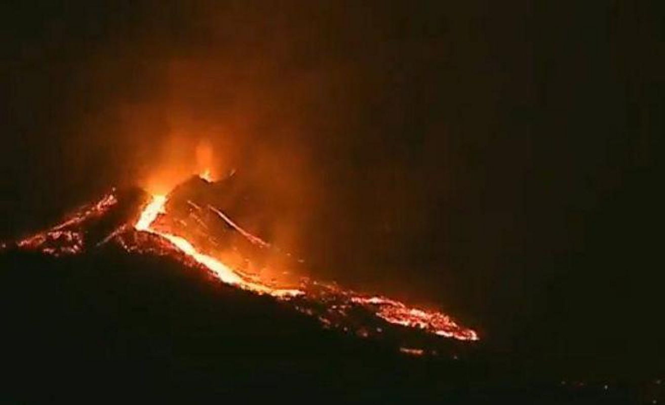 Another part of the main cone collapses and new lava flows cause more destruction