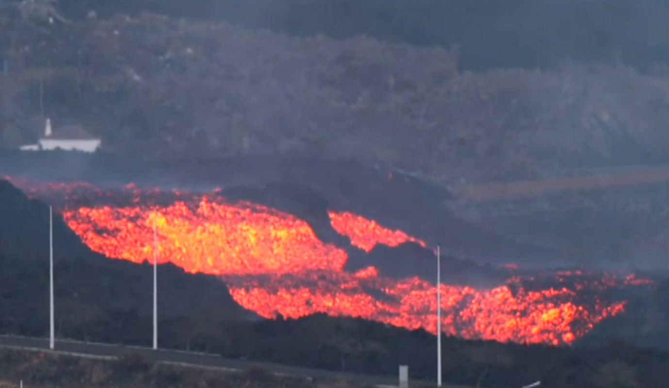 New flows increase the destruction of the La Palma volcano