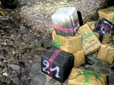 Drugs gang caught red handed unloading 1,600 kilos of hashish on to a beach