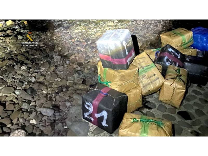 Drugs gang caught red handed unloading 1,600 kilos of hashish on to a beach