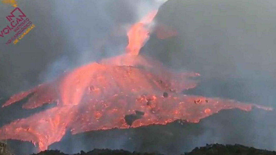 Lava overflows into the main cone of the volcano; major destruction in La Laguna