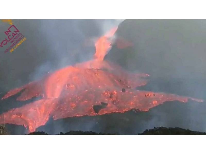 Lava overflows into the main cone of the volcano; major destruction in La Laguna