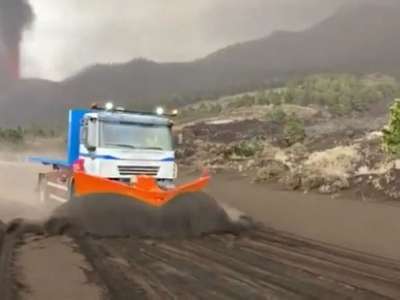 40 soldiers from Tenerife are helping remove ash in La Palma to stop buildings from collapsing