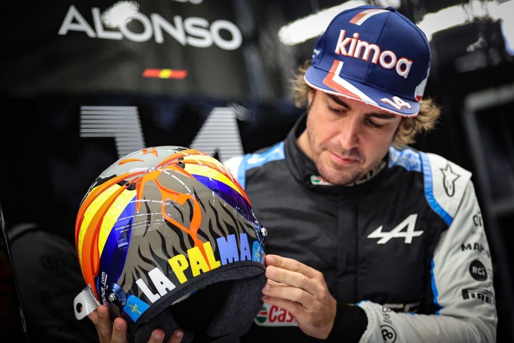 Fernando Alonso has a special helmet in support of La Palma 