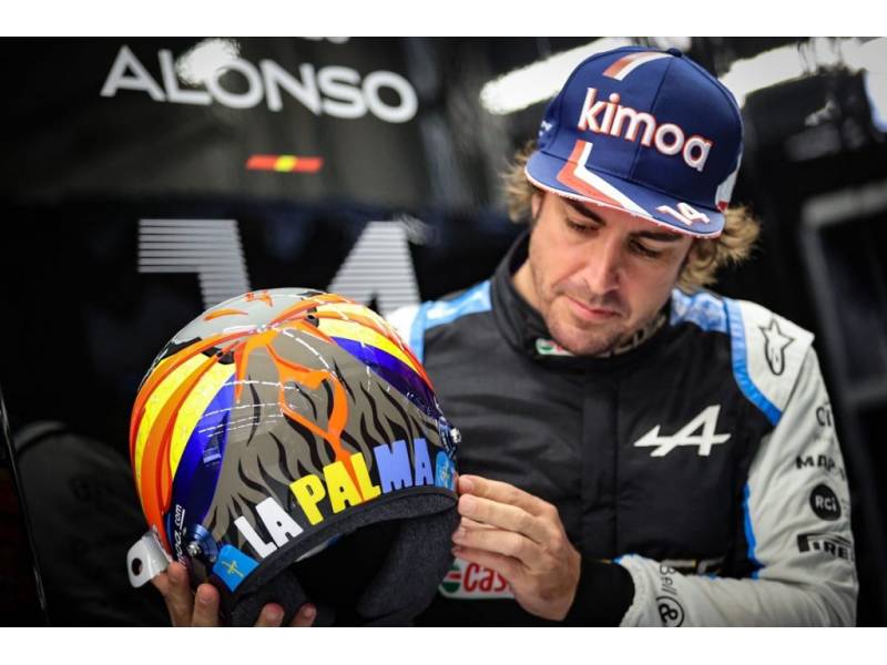 Fernando Alonso has a special helmet in support of La Palma 