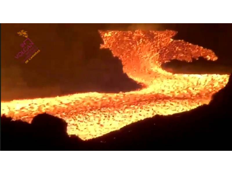 VIDEO: River of lava passes through Tacande, La Palma’s children go back to school