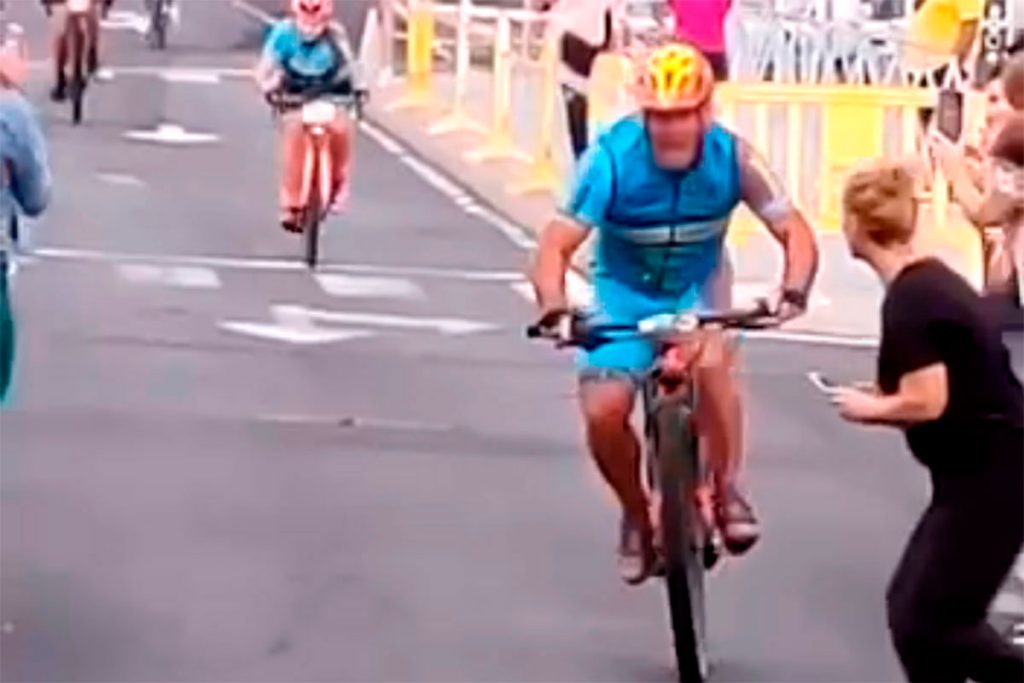 VIDEO: Dramatic accident between a cyclist and spectator caught on film