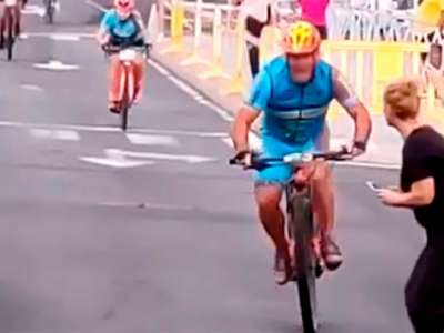 VIDEO: Dramatic accident between a cyclist and spectator caught on film