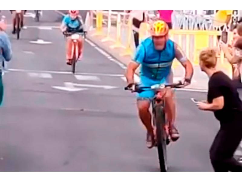 VIDEO: Dramatic accident between a cyclist and spectator caught on film VIDEO: Dramatic accident between a cyclist and spectator caught on film