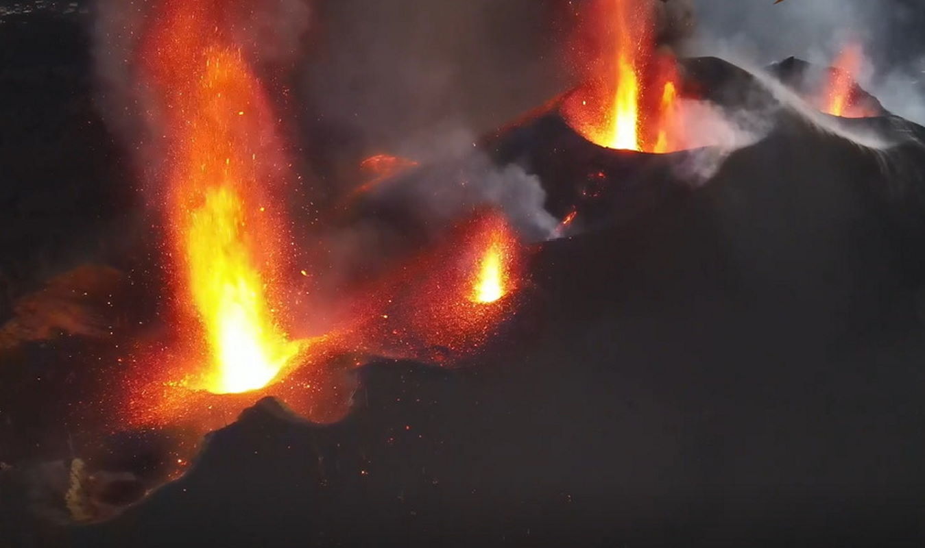 LA PALMA: Activity soars, more lava, new emission points, earthquakes increase