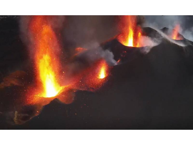 LA PALMA: Activity soars, more lava, new emission points, earthquakes increase