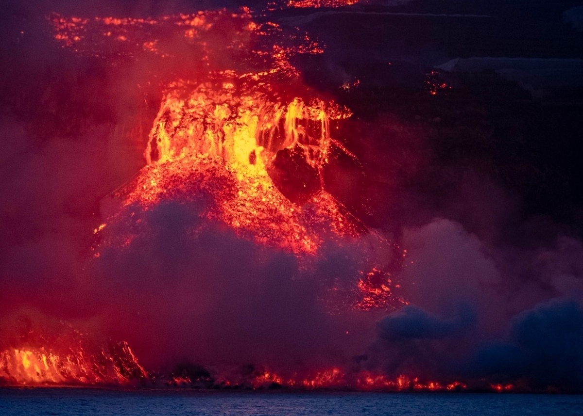 LA PALMA UPDATE: Lava flows towards the sea without causing further damage