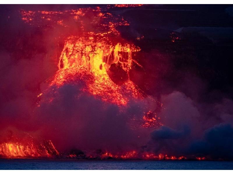 LA PALMA UPDATE: Lava flows towards the sea without causing further damage