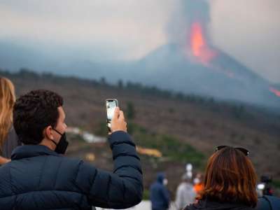 Thousands of tourists arrive in La Palma to see the eruption up close