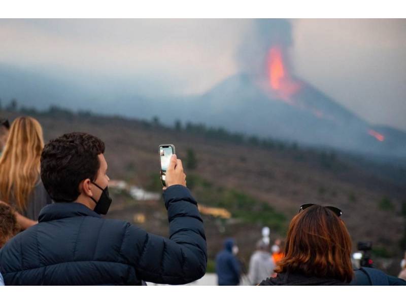 Thousands of tourists arrive in La Palma to see the eruption up close
