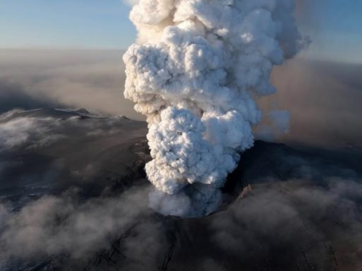 Flight diversions and cancellations in Tenerife and La Palma due to the ash cloud
