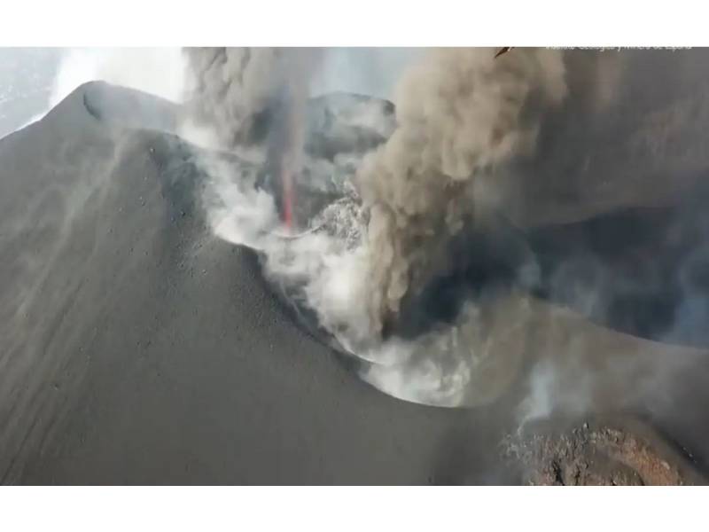 The beginning of the end of the eruption? The tremor and SO2 emissions drop