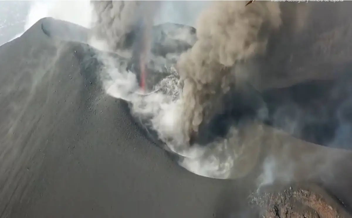 The beginning of the end of the eruption? The tremor and SO2 emissions drop