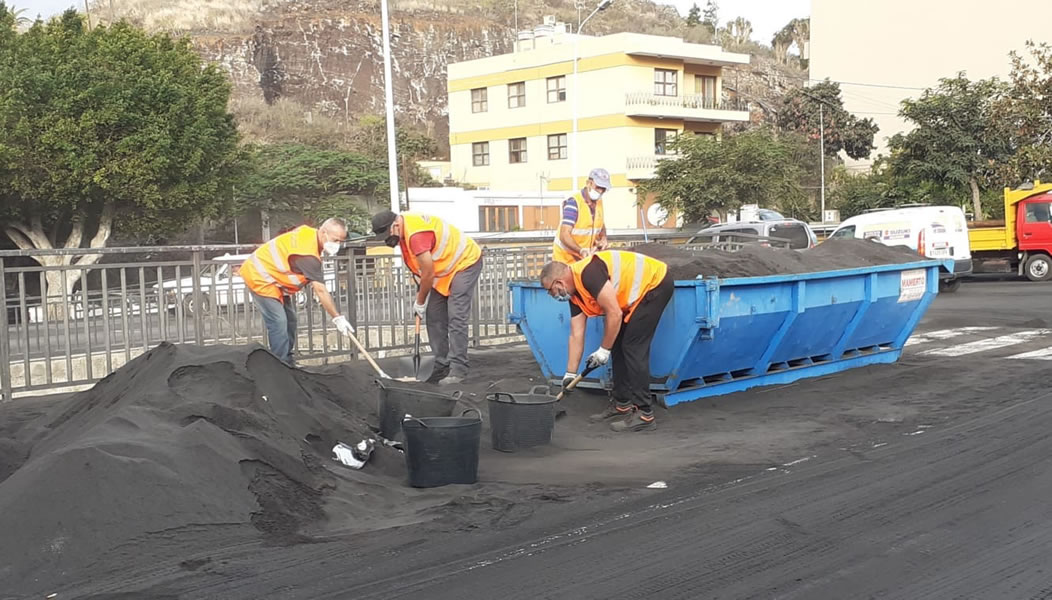 More than 200 tons of volcanic ash is being removed every day in Los Llanos