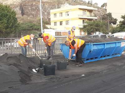 More than 200 tons of volcanic ash is being removed every day in Los Llanos