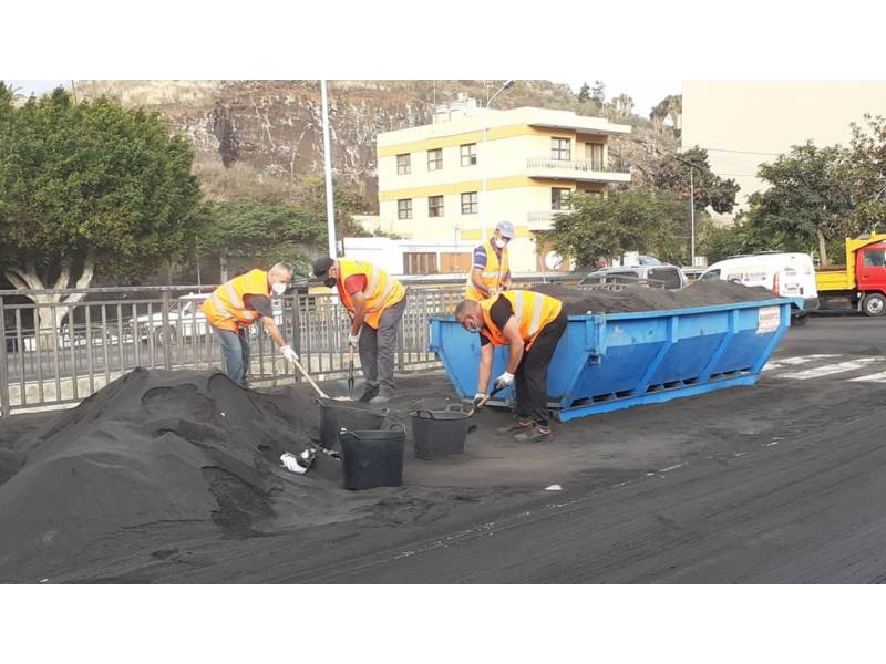 More than 200 tons of volcanic ash is being removed every day in Los Llanos