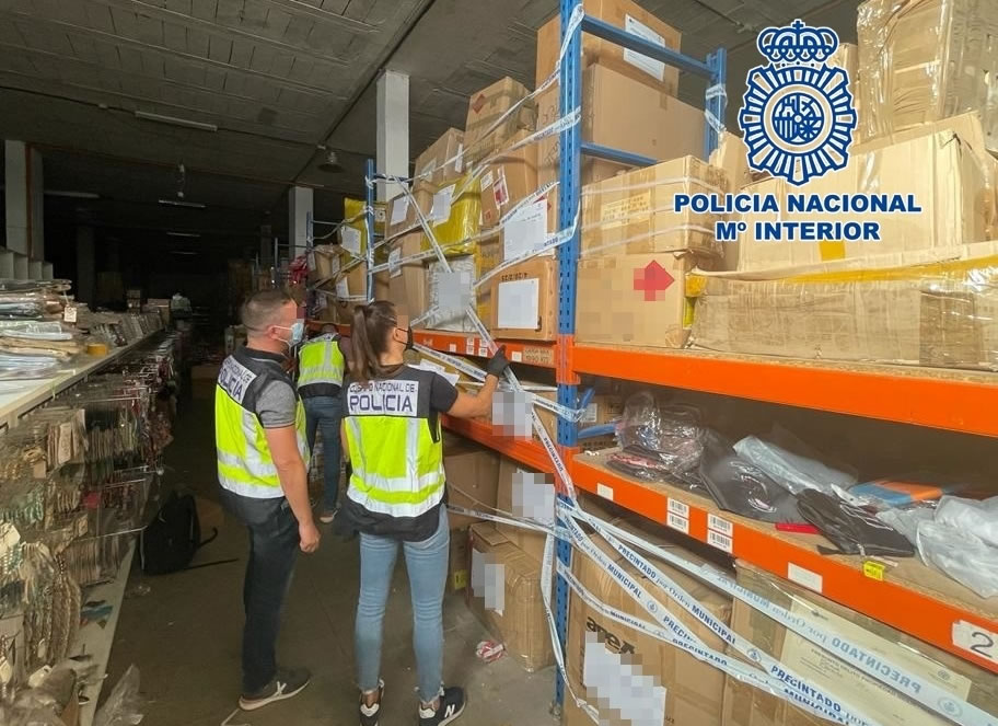 Man arrested for selling fake products in a Chinese shop in Tenerife