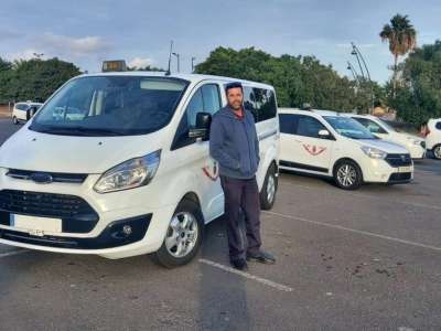 Taxi driver hands in 10,380 euros that he found at the Tenerife South airport