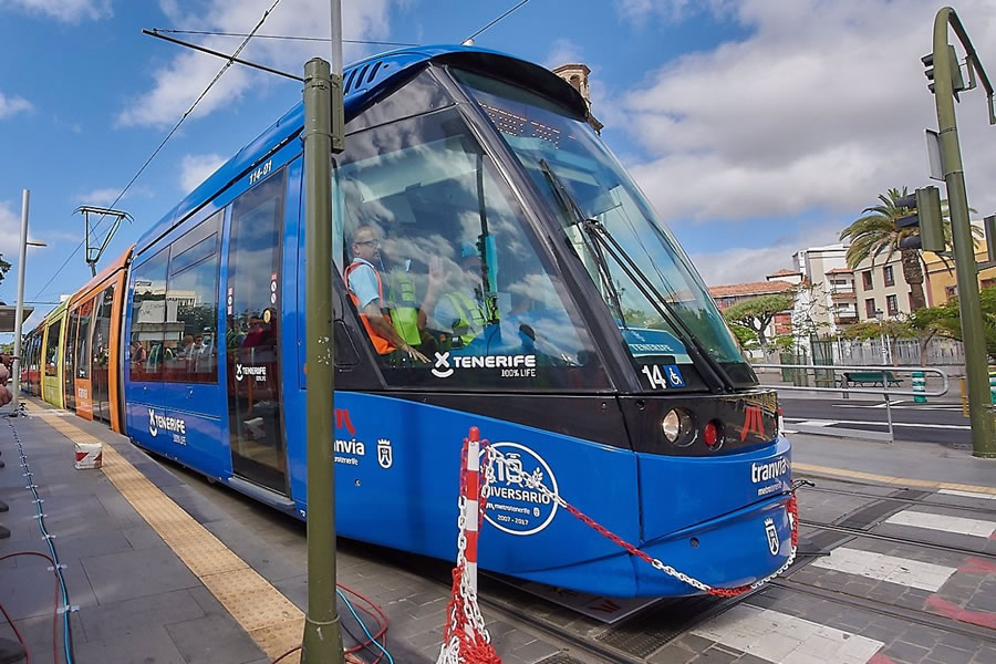 Five injured in a collision between a car and a tram in Tenerife 